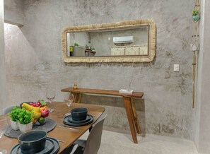 Refrigerador con freezer, microondas, placa de cocina, tostadora