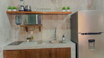Departamento Confort, vista al jardín | Cocina privada | Refrigerador con congelador, microondas, parrilla de estufa y tostadora
