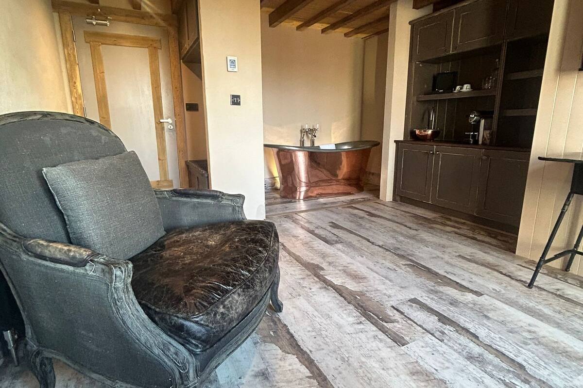 Toetasjesleilighet, 1 kingsize-seng, terrasse | 1 soverom, sengetøy av topp kvalitet og blendingsgardiner