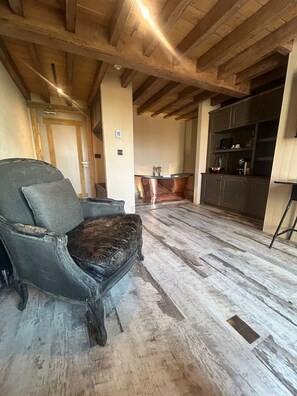 Duplex, 1 très grand lit, patio | 1 chambre, literie de qualité, décor unique, ameublement unique