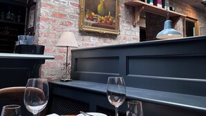 ランチ、ディナーに営業