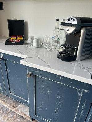 Duplex, 1 très grand lit, patio | Aire de séjour | Téléviseur connecté de 55 po avec télévision numérique, Netflix