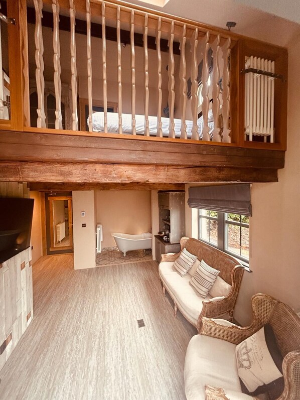 Appartement Duplex, 1 très grand lit, patio | Coin séjour