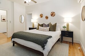 Escritorio, tabla de planchar con plancha, wifi y ropa de cama
