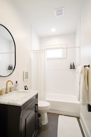 Hair dryer, towels, soap, shampoo - Safari King Suite in Historic Highland Park (Birmingham)