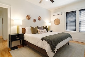 1 bedroom, desk, iron/ironing board, WiFi - Safari King Suite in Historic Highland Park (Birmingham)