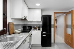 Kylskåp, mikrovågsugn, ugn och spishäll