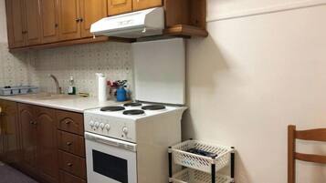Een koelkast, een magnetron, een oven, een kookplaat