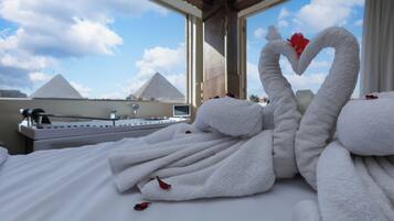 Design Studio Suite, 1 King Bed, Non Smoking, Mountain View | Hypo-allergenic bedding, down comforters, Select Comfort beds, minibar