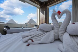 Design Studio Suite, 1 King Bed, Non Smoking, Mountain View | Hypo-allergenic bedding, down comforters, Select Comfort beds, minibar - pyramids palace inn (Giza)