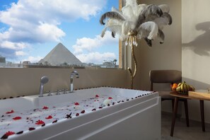 Design Studio Suite, 1 King Bed, Non Smoking, Mountain View | Hypo-allergenic bedding, down comforters, Select Comfort beds, minibar - pyramids palace inn (Giza)