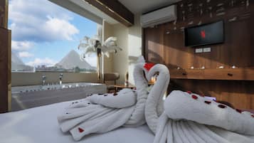 Design Studio Suite, 1 King Bed, Non Smoking, Mountain View | Hypo-allergenic bedding, down comforters, Select Comfort beds, minibar