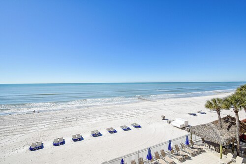 Sweeping views from this 3 bed/2bath condo