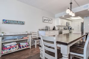 Dining - Sweeping views from this 3 bed/2bath condo (Madeira Beach)