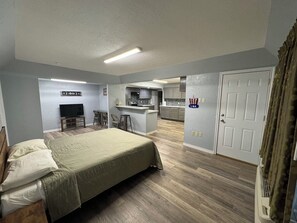 Family Suite, Non Smoking, Kitchen | Private kitchen | Mini-fridge, microwave, dining tables