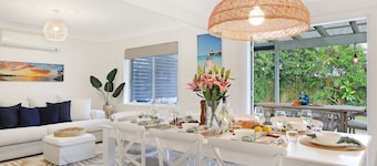 Shellhaven - walking distance of Seven Mile Beach