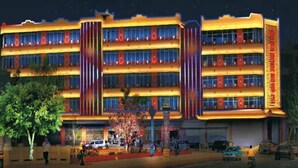 Hotel de diversos pisos amb un estil arquitectònic tradicional, amb balcons i un element decoratiu central.