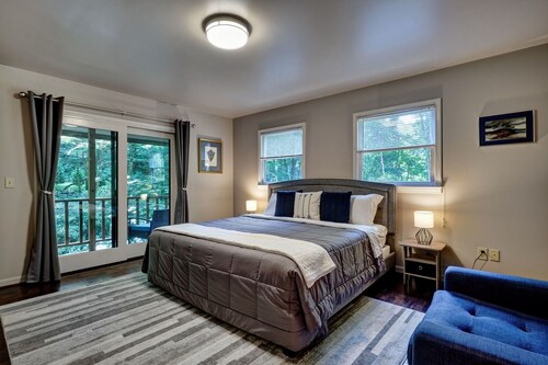 Creekside, spacious home for 8; 9 mi. Highlands, close Sky Valley, GA