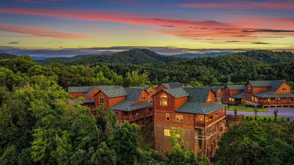 Exterior - Parkway Retreat • Pool, Games, Hot tub & Dogs (Pigeon Forge)