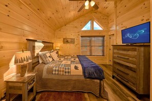 4 bedrooms, desk, iron/ironing board, free WiFi - Parkway Retreat • Pool, Games, Hot tub & Dogs (Pigeon Forge)