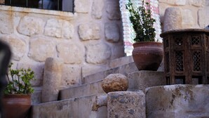 Una escalera de piedra con macetas y un farol de madera.