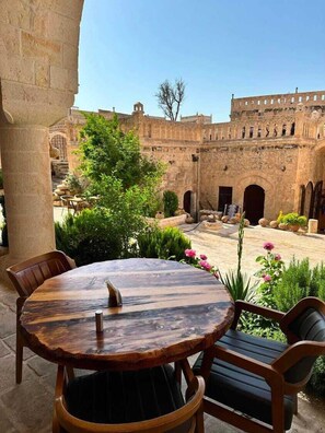 75-inch Smart TV with digital channels - Hercai Butik Otel (Midyat)