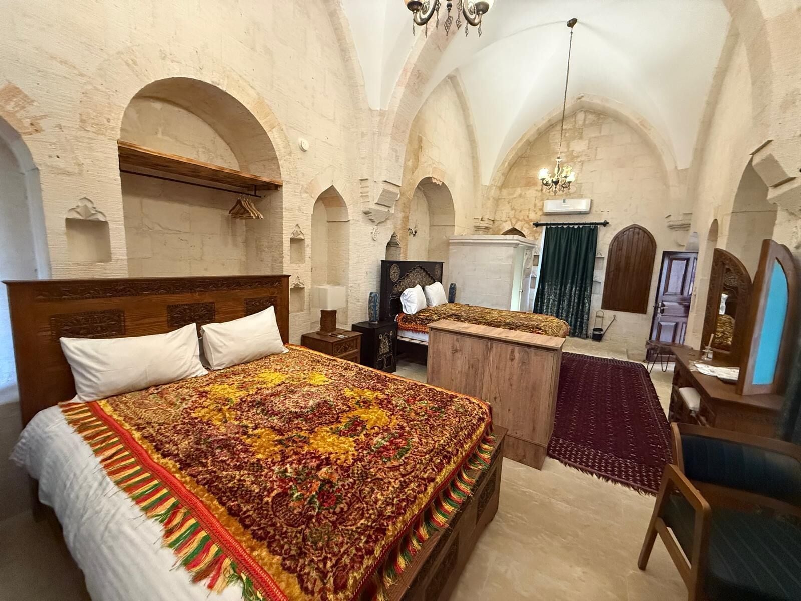 Neljän hengen perhehuone | Tallelokero huoneessa, yksilöllisesti sisustettu, työpöytä, äänieristys