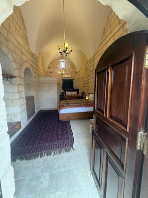 Quarto quádruplo família | Cofres nos quartos, individualmente decorados, escrivaninha