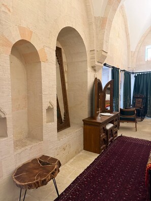 Quarto quádruplo família | Cofres nos quartos, individualmente decorados, escrivaninha