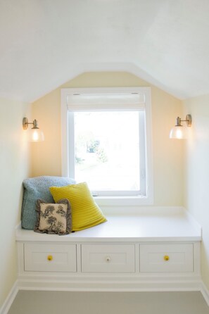 Interior - Adorable attic cottage in the heart of Oregon Wine Country.  (Newberg)