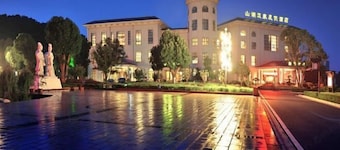 Jiayushan Lake Hot Spring Resort Hotel