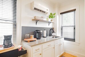 Cafetera y tetera, refrigerador, microondas y horno