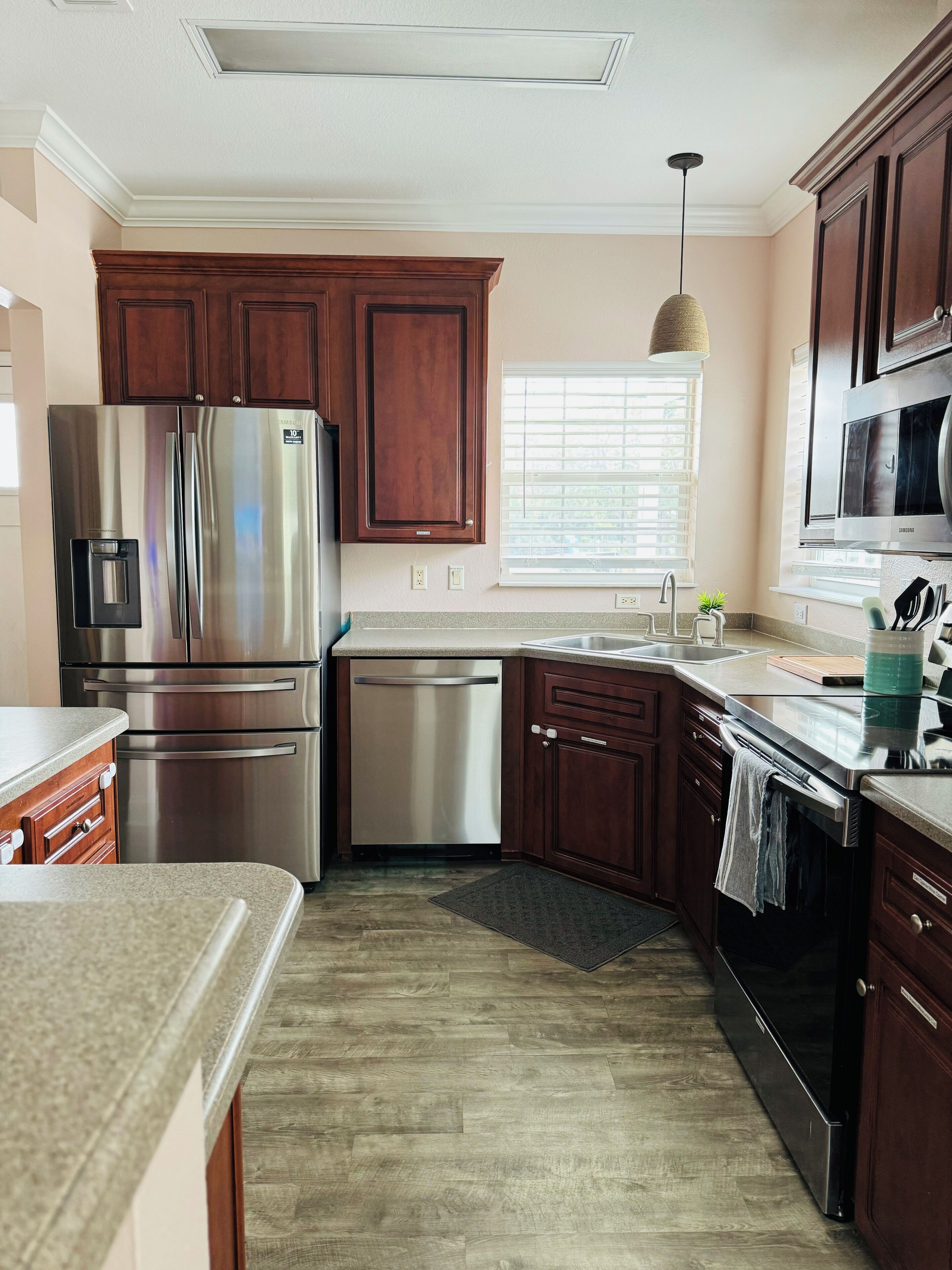 冷蔵庫、電子レンジ、オーブン、コンロ