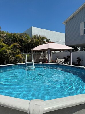 Een verwarmd zwembad