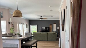 Una cocina amplia con comedor, una isla grande y vista al salón.
