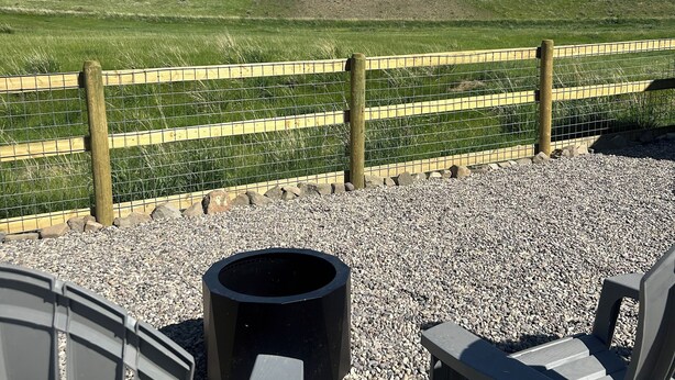 A patio area with outdoor seating and a view of a grassy field and mountains. - NEW Farm Stay Cabin close to Livingston, Yellowstone, Bozeman, fishing, hiking (Livingston)