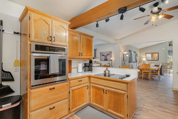 Kjøleskap, mikrobølgeovn, ovn og kokeplater