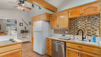 Jääkaappi, mikroaaltouuni, uuni, liesi