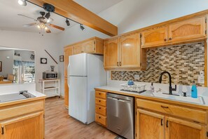 Jääkaappi, mikroaaltouuni, uuni, liesi