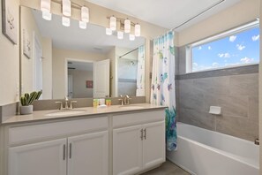 Ferienhaus, Mehrere Betten, Poolzugang, Poolblick (820PBD_M CG) | Badezimmer | Designer-Toilettenartikel, Handtücher, Toilettenpapier