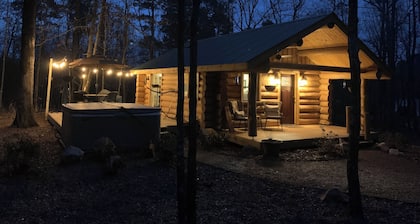 Cozy LOG CABIN in the woods w/hot tub & deck. Near Lake Ouachita & Hot Springs