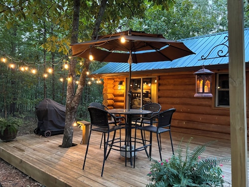 Cozy LOG CABIN in the woods w/hot tub & deck. Near Lake Ouachita & Hot Springs