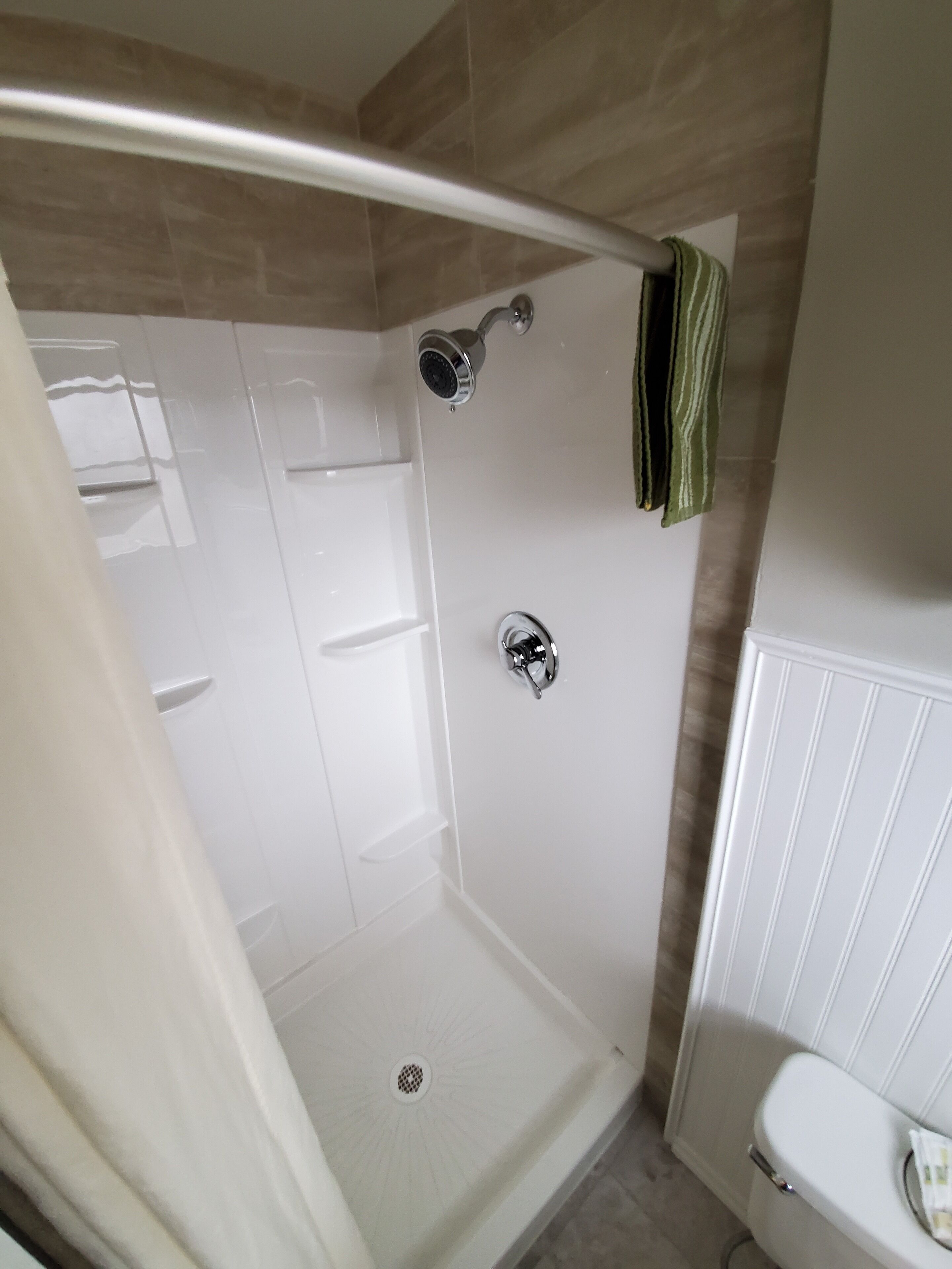 Regadera, secadora de cabello, toallas, jabón 