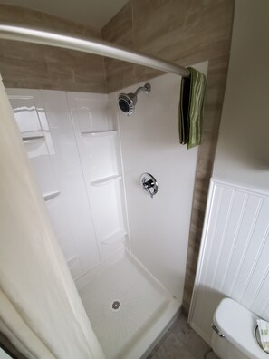 淋浴设施、吹风机、毛巾、肥皂