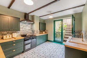 Fridge, oven, dishwasher, cookware/dishes/utensils