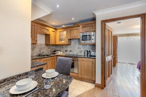 Fridge, oven, dishwasher, cookware/dishes/utensils