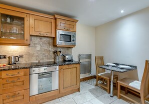 Fridge, oven, dishwasher, cookware/dishes/utensils