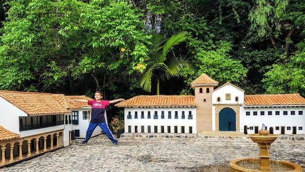 A model of a colonial-style building with a fountain, surrounded by lush greenery. - Casa de la Villa (Villa de Leyva)