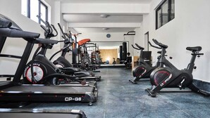 Ein Fitnessstudio mit Laufbändern, Ergometer und Kraftgeräten.