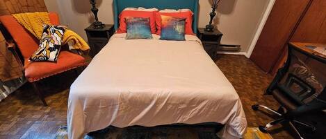 1 bedroom, desk, iron/ironing board, WiFi